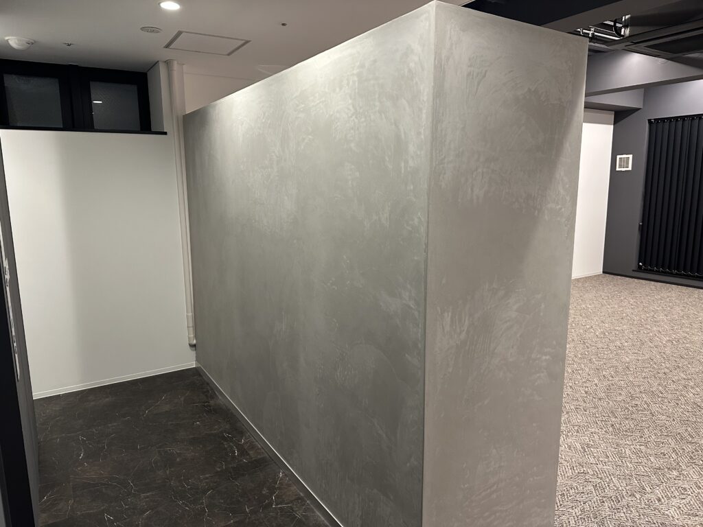 社屋　目隠し壁・シャルミクス仕上げ